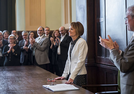 La rectora Mavi Mestre y su Consejo de Dirección durante el acto de toma de posesión